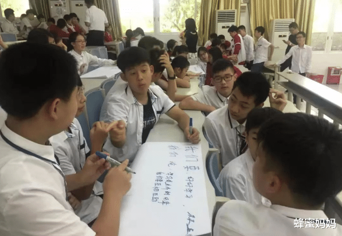 蜂蜜妈妈|把“差生”放在重点班,让高质量老师教,能不能考出好成绩?