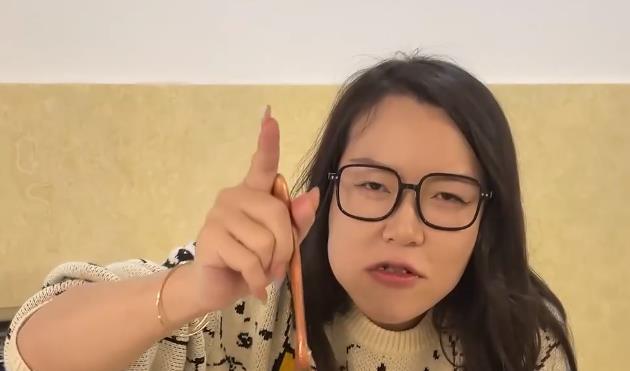 浪胃仙|“性别成谜”的浪胃仙：曾是富二代，离婚后为儿子男扮女装