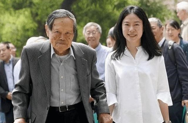 杨振宁|98岁的杨振宁，如何称呼小自己20岁的岳父母，仅6字体面又显情商