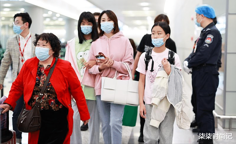 柒柒时尚记|佟大为长女首拍大片，颜值超高撞脸王祖贤，13岁身高直逼1米8