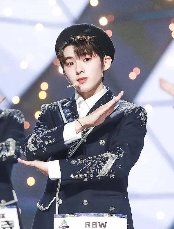 凉白动漫大家族 《创4》学员太爱看热闹！围观黄牛打架后，又有学员逛街看狗打架