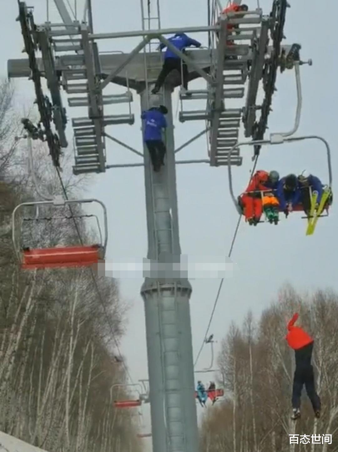 百態世間 張家口一游客掉下滑雪場纜車后被同伴抓住衣服懸在半空，最終墜落