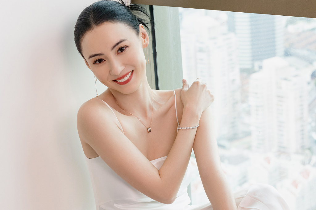 张柏芝|张柏芝穿白色吊带裙秀优越身材 五官精致