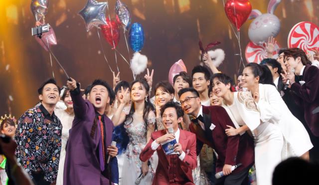 女人味|那些藏在跨年夜中的感人时刻！何炅穿过人群拥抱吴昕，整破防了