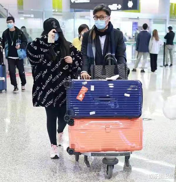 王诗龄|12岁王诗龄走机场，穿搭前卫气质出众，网友：“巨星范十足”