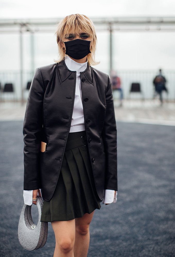 大野视家|迷你裙正在时尚界卷土重来，展现时尚达人的修长双腿