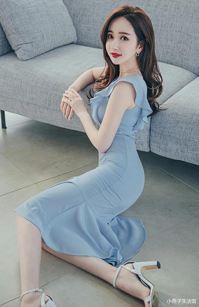小燕子生活馆 浅蓝色的飞飞袖中长款鱼尾连衣裙,荷叶边的裙摆设计独特