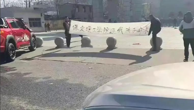 痛心!保定理工学院一学生坠亡,家属:曾受老师排挤、同学欺负