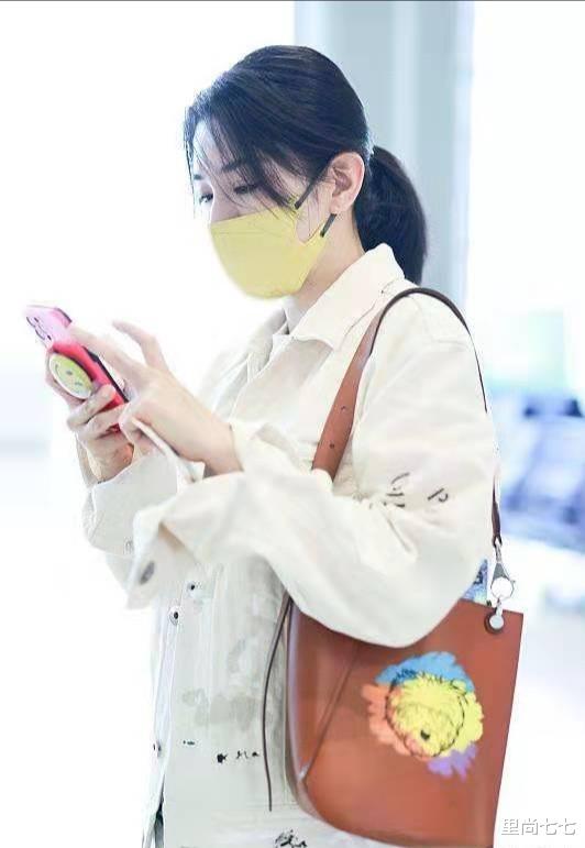 黄奕|黄奕携女走机场，她打扮精致容光焕发，8岁女儿穿着随意显成熟