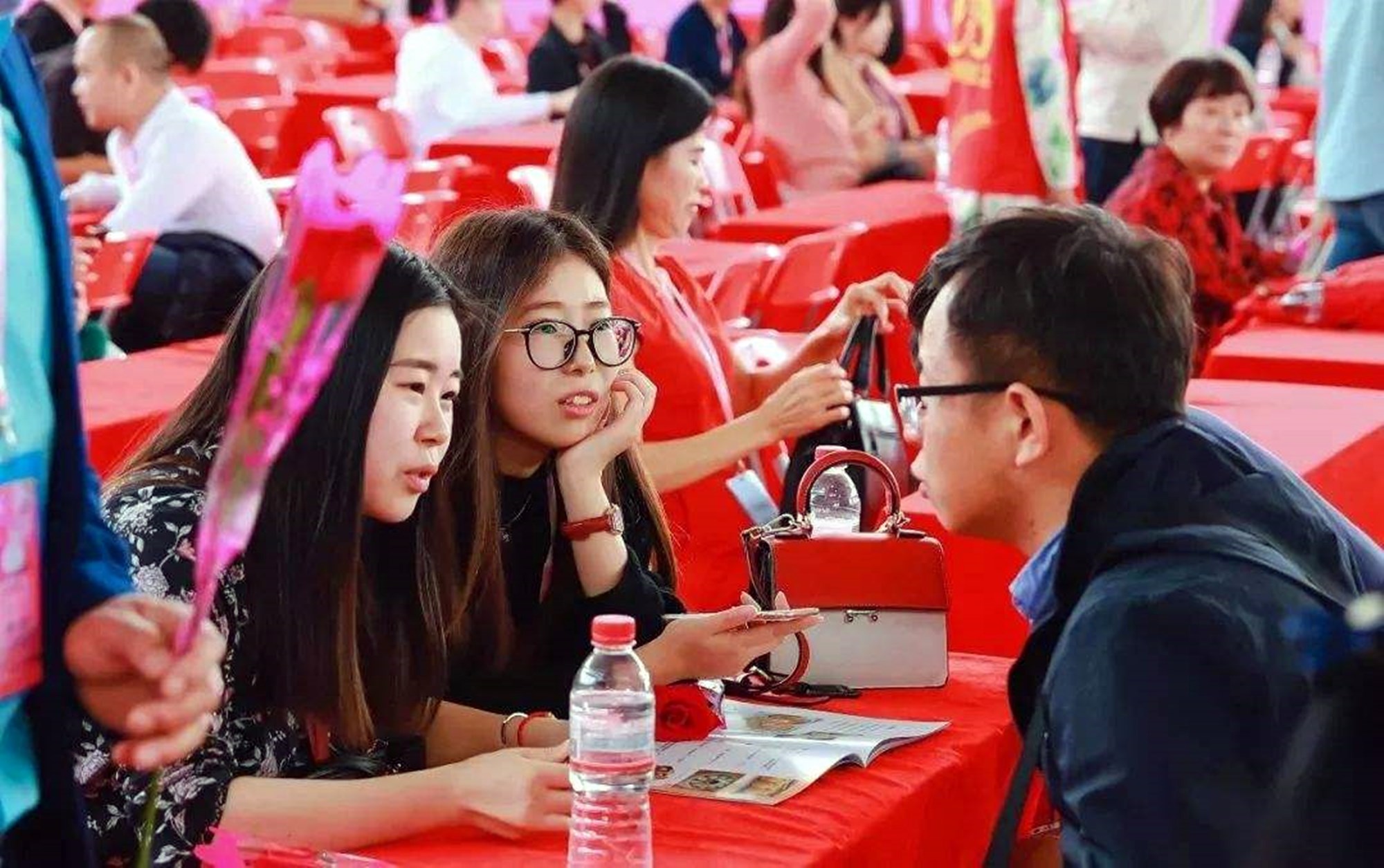 贝贝豆育儿课堂|相亲市场新标准曝光:父母条件成决定性因素,退休金是“香饽饽”