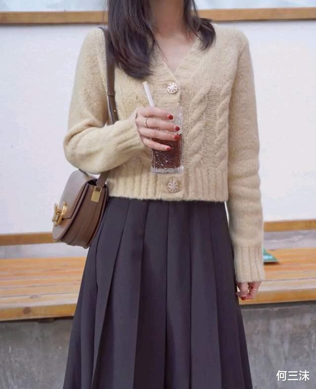 何三沫 40岁的女人不要胡乱扮嫩，可以试试针织开衫配半身裙，温柔又减龄