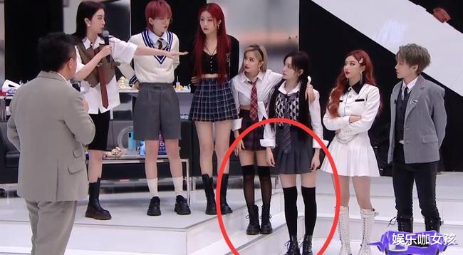 许佳琪|许佳琪安崎秀闺蜜情，都把长筒袜拉到大腿处，同框时腿长差太现实