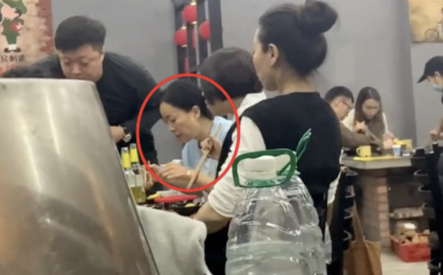 那英|那英携全家吃烤串，罕见和老公孟桐恩爱同框，疑女儿打扮洋气现身