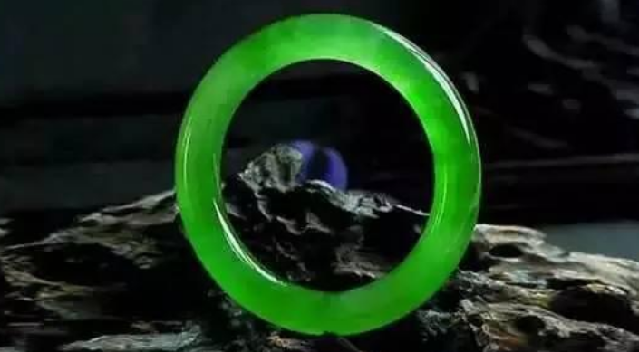 翡翠|和珅被抄家，查抄清单中，乾隆送的翡翠扳指也没能留下！