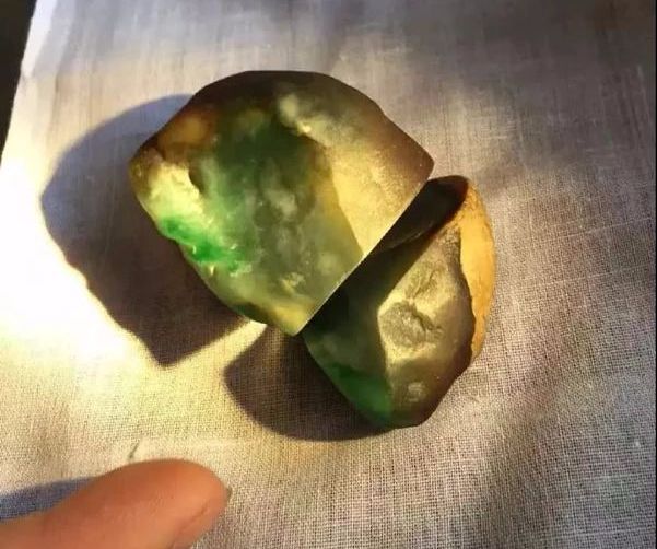 翡翠|小伙地摊300随手买的翡翠原石，带给你一场不一样的视觉震撼！