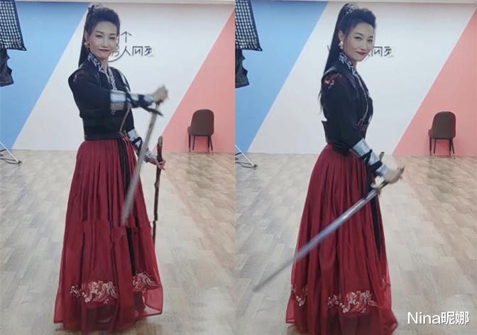 戴安娜王妃|44岁李梓萌真是宝藏女孩！留长发穿古装宛如侠女，手挥长剑耍帅太可爱