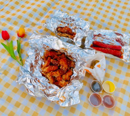 |张馨月带女儿野炊，小朋友钟爱吃橘子，一口一个一直用小手抓着吃