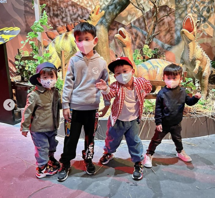 胡杏儿|胡杏儿老公晒带娃日常，周末陪儿子游儿童展览，一人抱俩娃超有爱