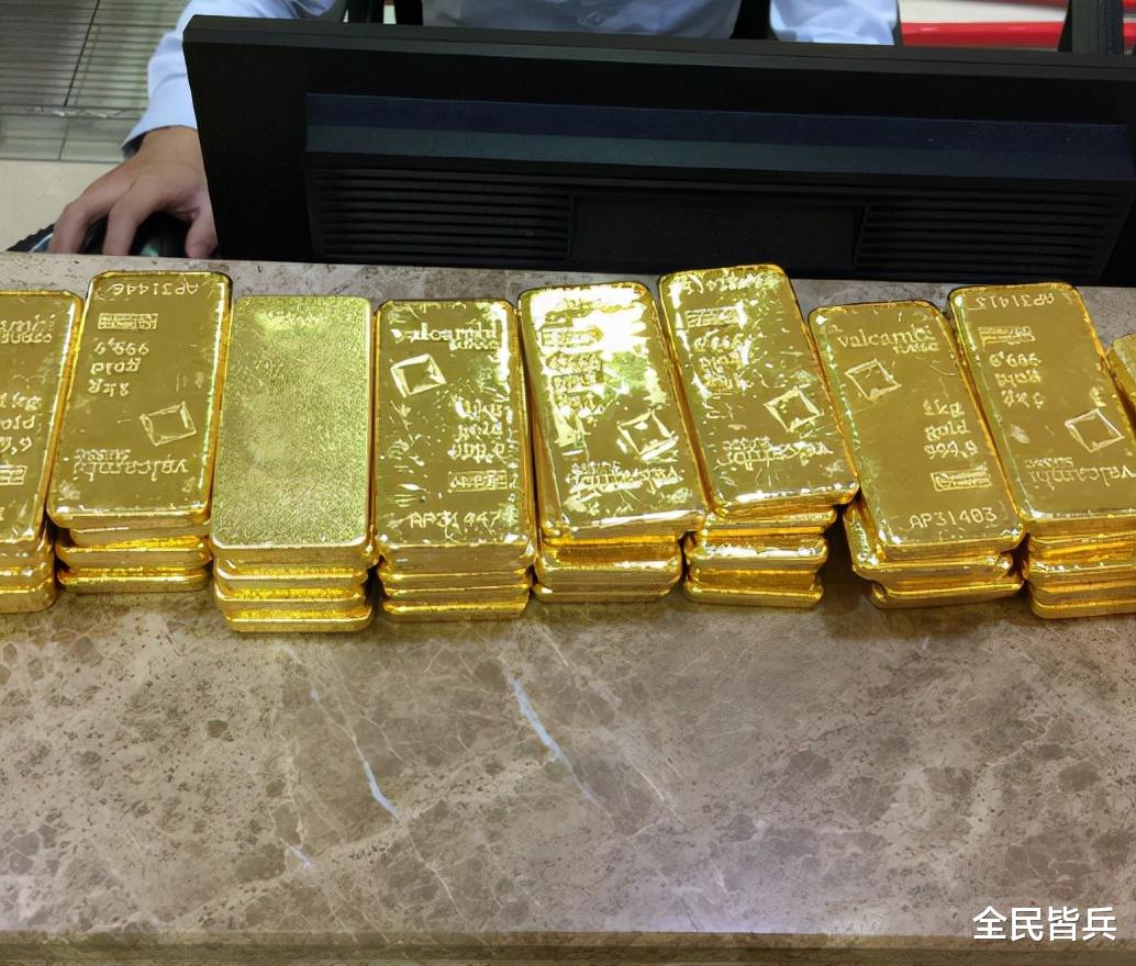 重庆：老农后院挖出22根“金条”，压力大报警，警察看完却笑了