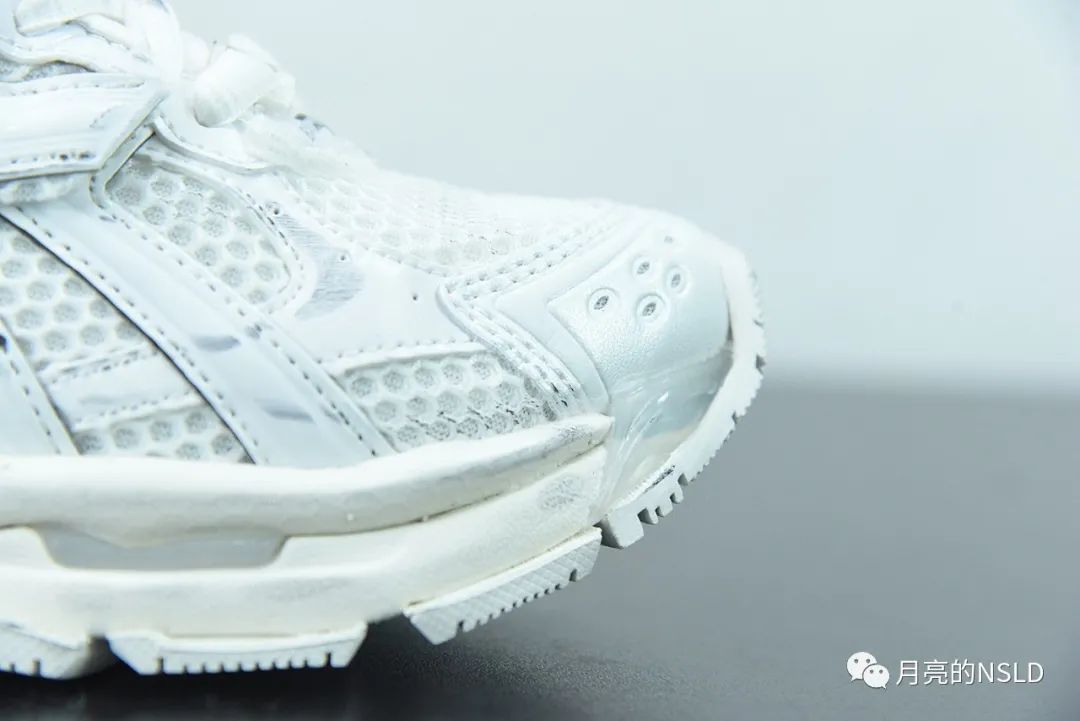 难舍离断 巴黎世家与kith联名的runner复古跑鞋是爆款还是丑笨的抄袭 都说像亚瑟士!!!