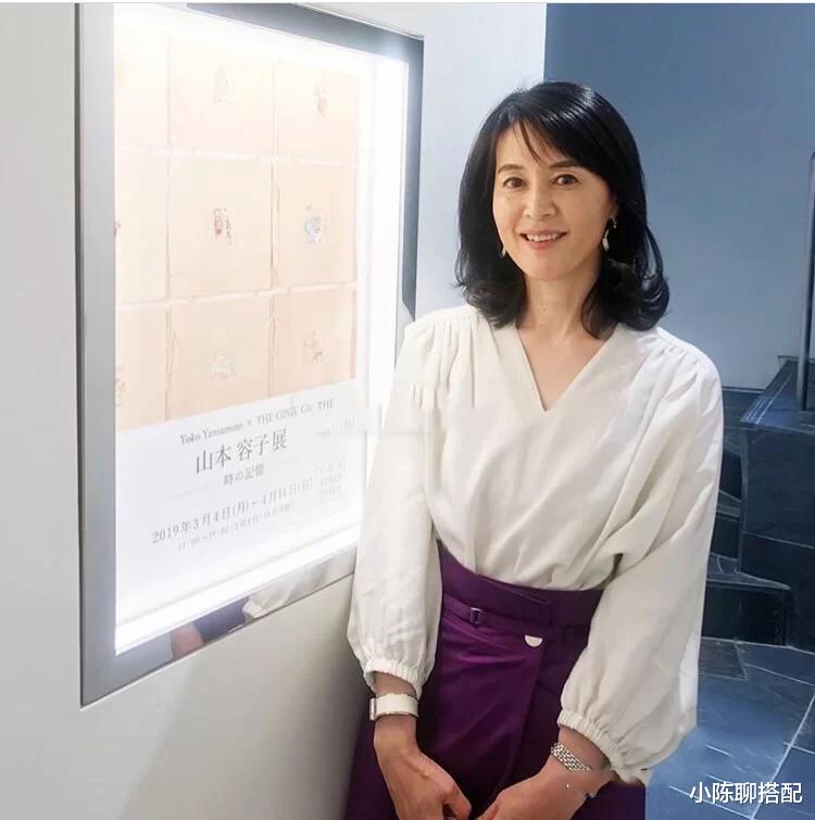 小陈聊搭配|这才是中年女性该有的穿搭：收腰上衣+半身裙，优雅减龄美极了