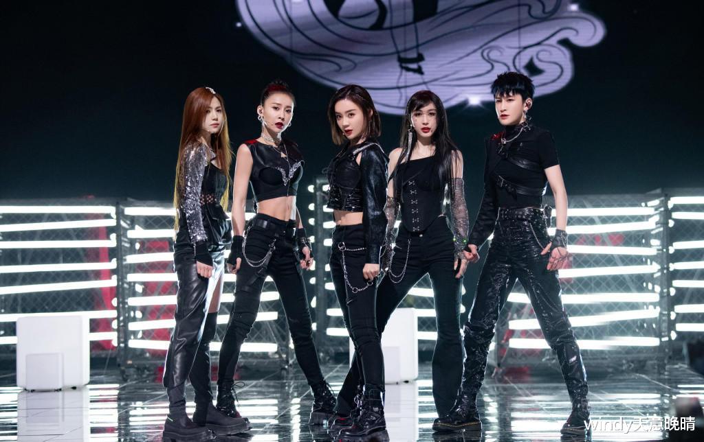 李菲儿|《乘风破浪的姐姐》：无代表作无人气的她，凭什么打败那英？