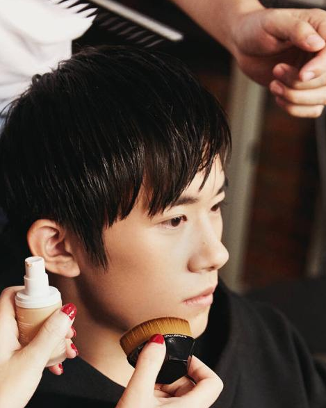 好物官|有种“尴尬”叫女明星关掉美颜!刘亦菲全脸卡粉,朱莉像在砌墙