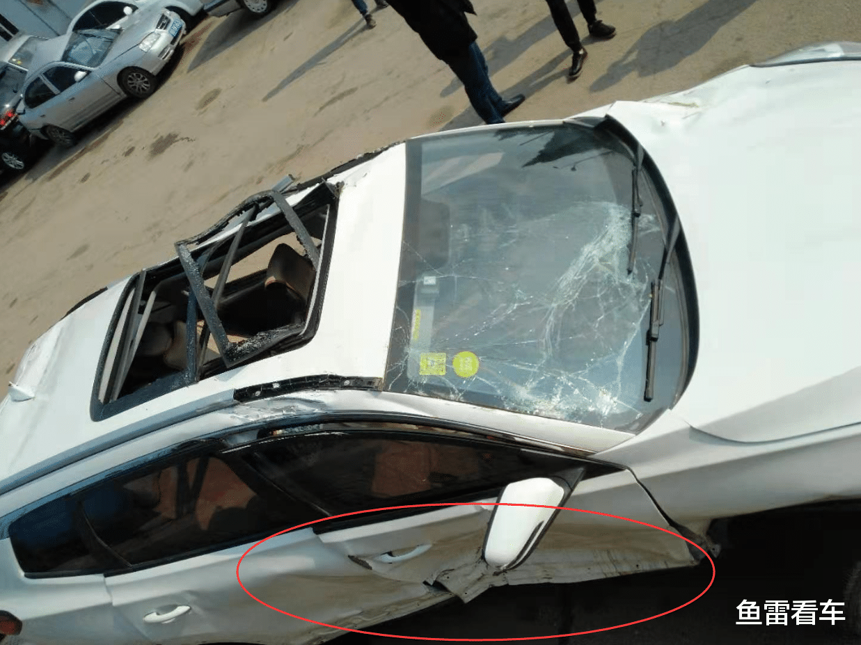 奇瑞瑞虎 奇瑞瑞虎8被侧撞后翻滚超180°，网友：难得一见车顶强度