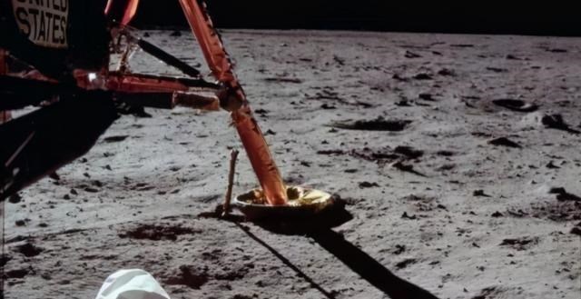月球 宇航员在月球上留下96袋纸尿裤，50多年过去了，纸尿裤如何了？