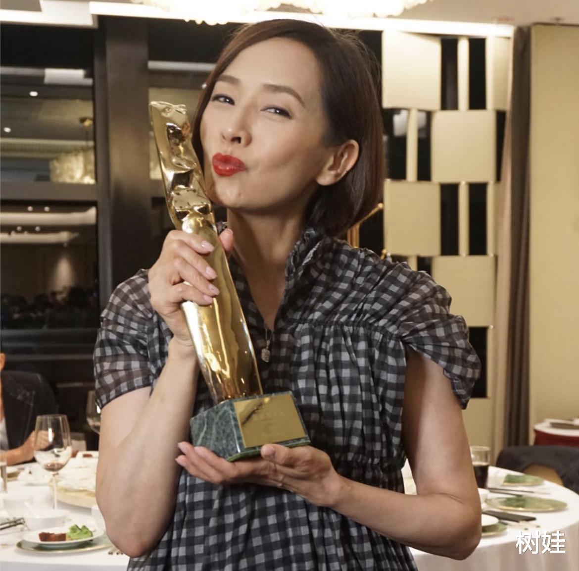 毛舜筠|毛舜筠庆祝与长女重聚晒全家福，74岁丈夫白发出镜，合照似三代人同框