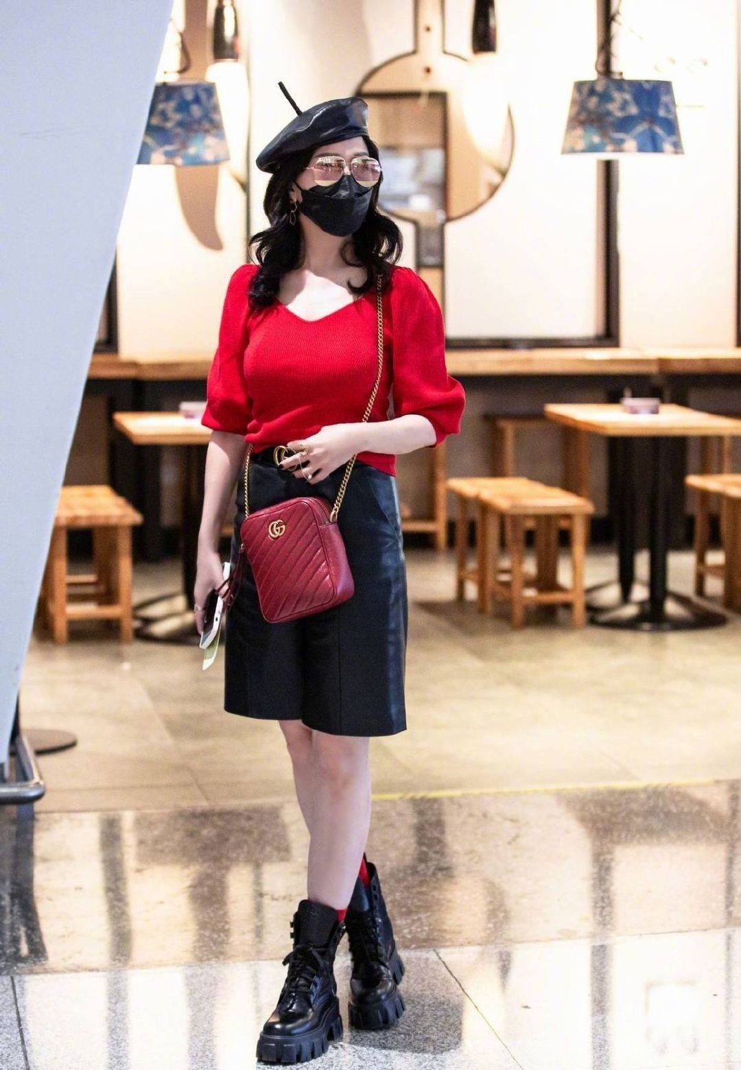 大表姐的时尚圈|大热的“短裤+短靴”,明星都抵抗不了,这样搭造型美得不一样