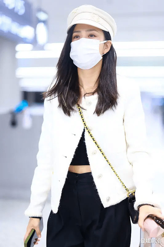 最炫前沿 佟丽娅气质拿捏太稳，穿小香风外套配报童帽，意外显得时尚又年轻