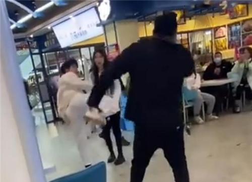 |19万粉丝女网红与榜一大哥幽会，被男友逮个正着，场面一度失控