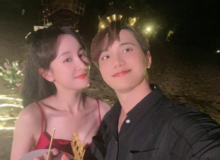 张檬|张檬金恩圣穿婚纱直播！女方面色红润皮肤白，现场亲密相拥秀恩爱