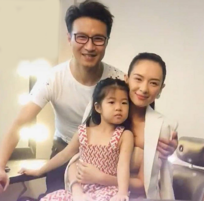 潮流新风|章子怡女儿越长越美,穿2400吊带裙精致似公主,脸像爸气质却像妈