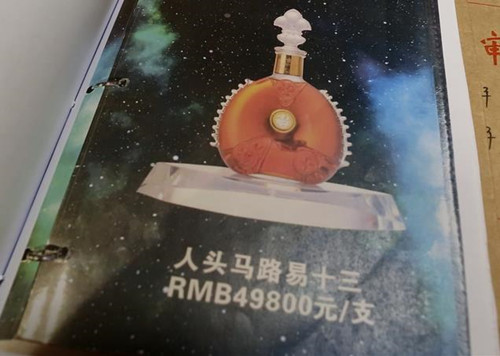 上海女孩KTV狂喷150瓶香槟,消费12万后赖账,父亲存款仅够赔一半