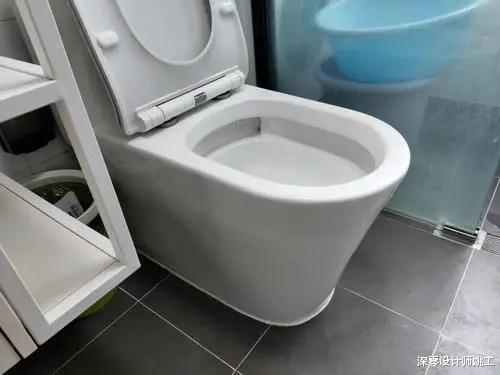 马桶总是留有味道，也许是排气孔堵住或安装错误的原因，可以对应找方法
