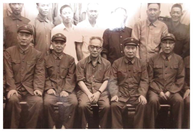 |他从国体委暂调大军区副政委，邓小平嘱咐王平政委：你们要保护他