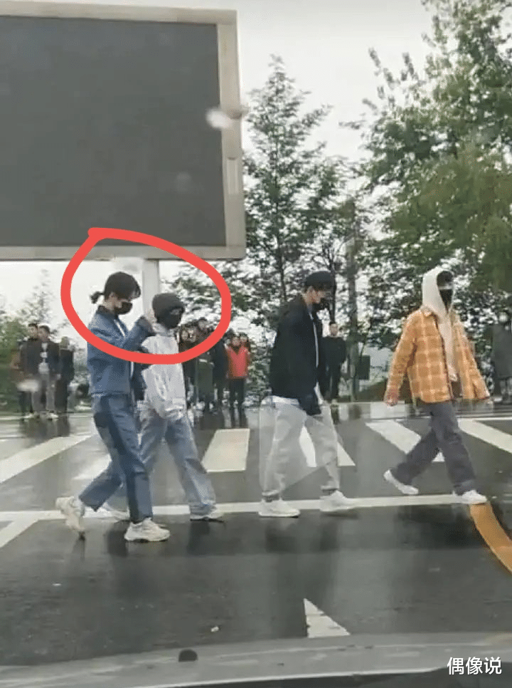 杨紫|杨紫亮相《向往的生活》，和张子枫同框像姐妹，张艺兴裤子好拉风