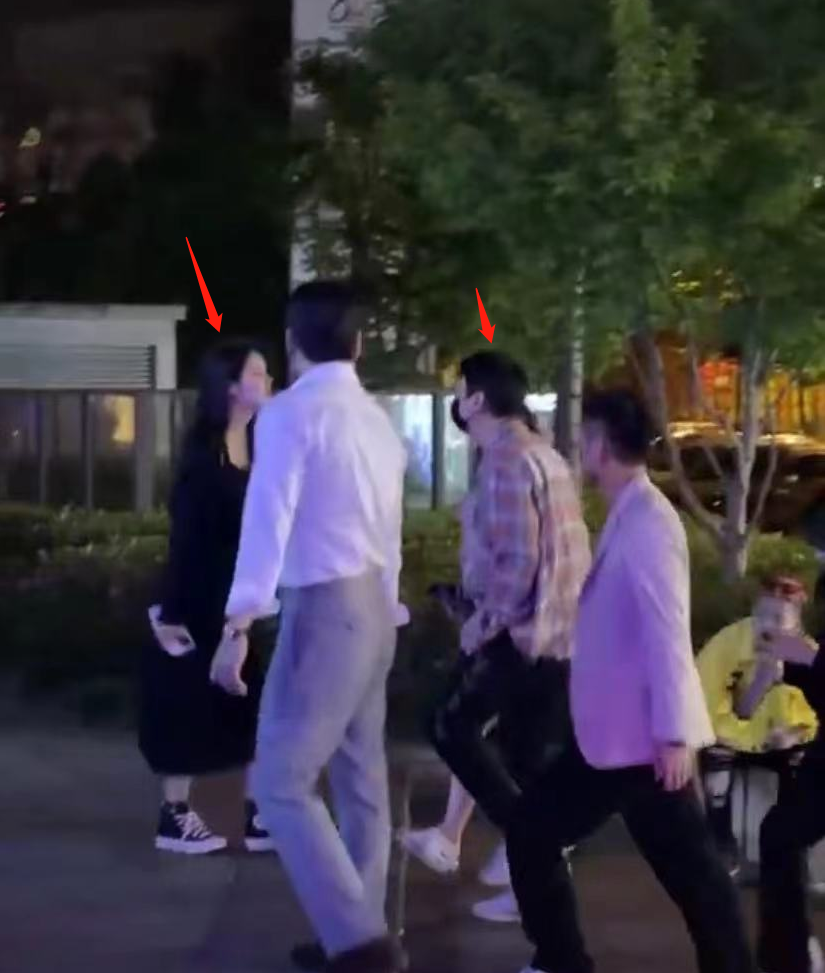 王思聪|王思聪深夜酒吧嗨玩，两美女网红寸步不离，为“争宠”推搡不断