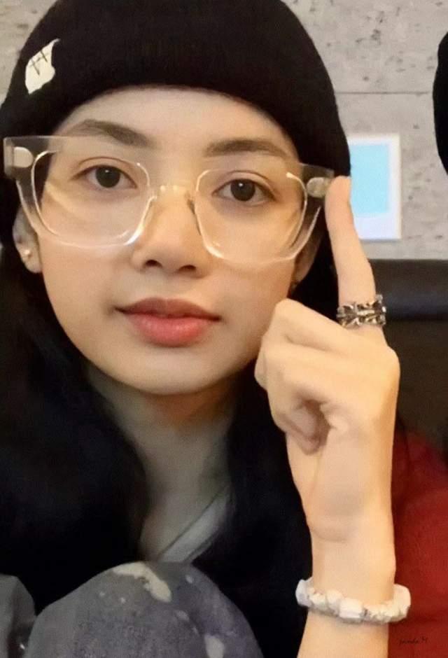 lisa|LISA近照点赞超700万，拉近一看：YG屯了一堆过期眼线笔用不完？