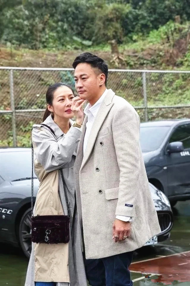 全球时尚号 何润东一家四口同框，妈妈穿花衣挺时髦，妻子一个小动作好暖心