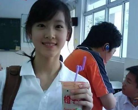 章泽天|章泽天完美驾驭“无痕裤”，蝴蝶背吸引目光，网友：双腿开了特效