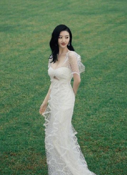 景甜|景甜罕见“镂空装”吸睛无数，大秀好身材，谁说甜美少女不能性感