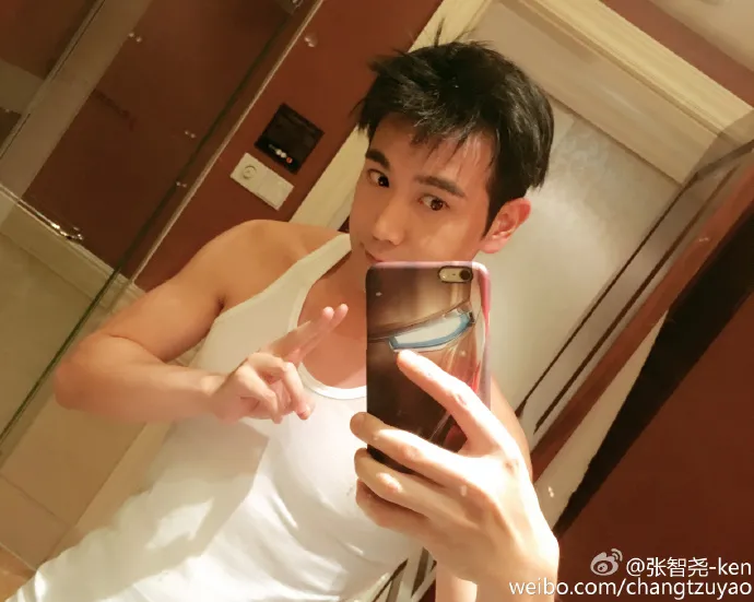 张智尧|被称“香港最美男神”，隐藏富豪身份在娱乐圈打工23年：拍戏就是为了玩