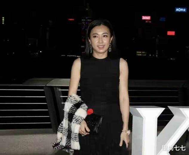 任贤齐|甘比终于暴露！做公益妆容精致不似以往，穿健美裤大秀身材好高调