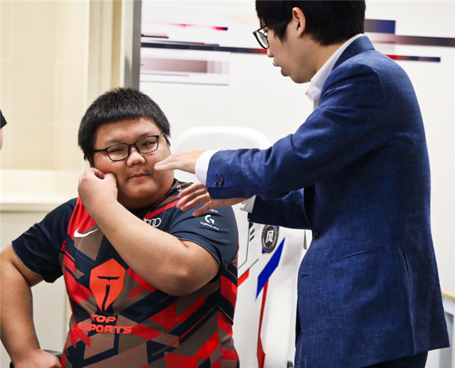 jump大乱斗|奇特LPL战队：TES新赞助是家医院，平时照顾选手，比赛照顾粉丝？