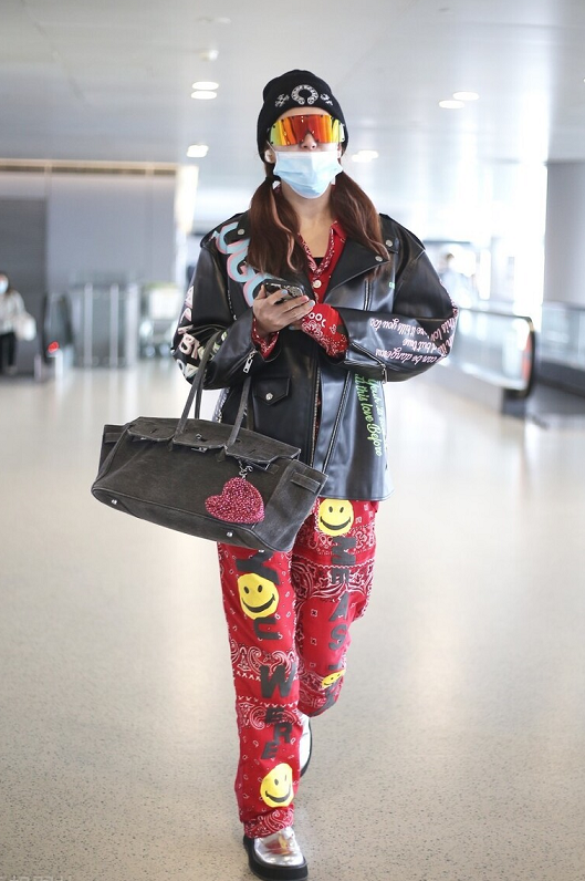 何有强 34岁的张雨绮好会穿,皮衣搭配印花红裤,00后看了都得服气!