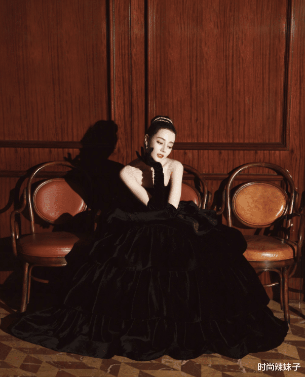 迪丽热巴|热巴挑战抹胸礼裙，看清效果后，谁还敢说她“粗大壮”