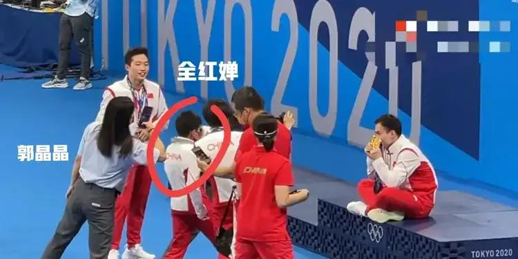 郭晶晶|郭晶晶和全红婵同框，4代中国跳水女皇大合影，全红婵C位出镜